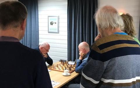 Spanning bij de beslissende partij tussen Jan Brinkman (links aan het schaakbord) en Max Slingerland. Foto SC Rijs