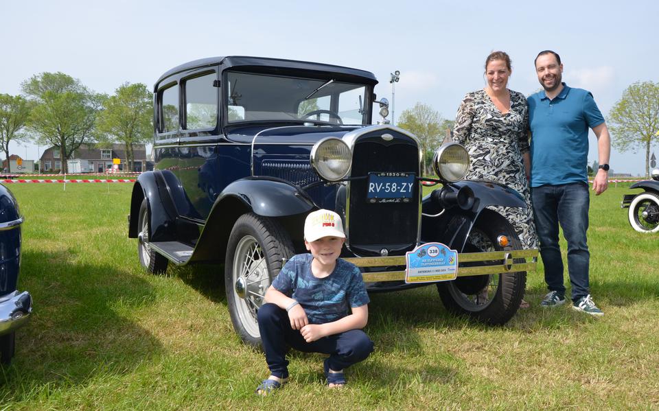 Erik en Sandra met zoon Tom bij hun Ford-A uit 1930. Dochter Fleur is bij oma in Lemmer maar rijdt de Elfsteden zaterdag wel mee. 