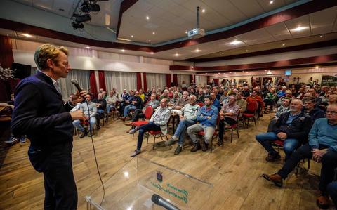Gerrit Hiemstra tijdens een bijeenkomst voor inwoners in oktober vorig jaar