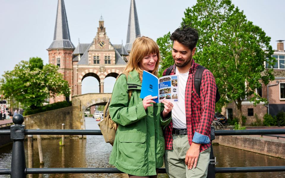 Bladeren in de nieuwe reisgids voor de Elfsteden.