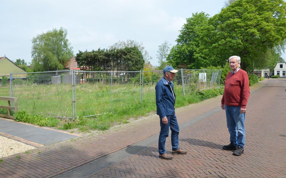 Bram Boehlé (r) en Sietze de Boer bij het terrein aan de Sint Odulphusstraat in Bakhuizen waar de woonvorm gepland was.
