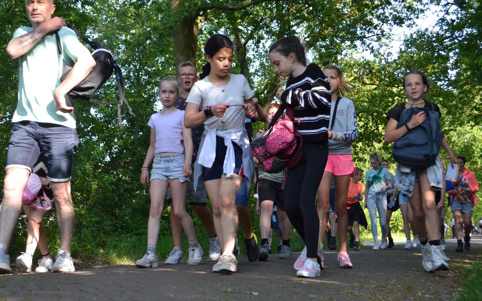 Avondvierdaagse wandelaars op het Tsjerkepaed.