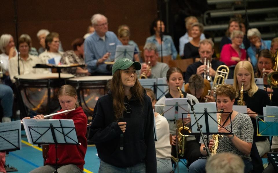 Melissa Pander oefent met koor en orkest.