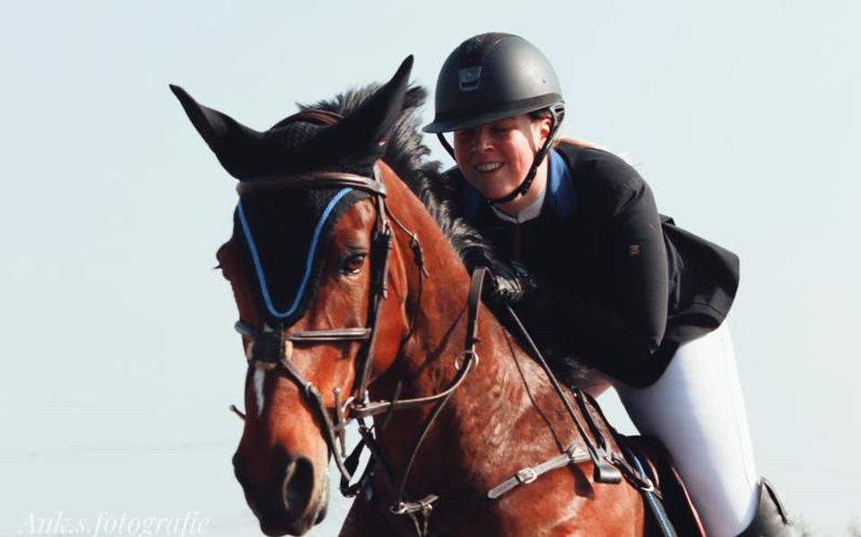 Morraruter Anneke Heida met Full Speed foutloos in Vrouwenparochie.