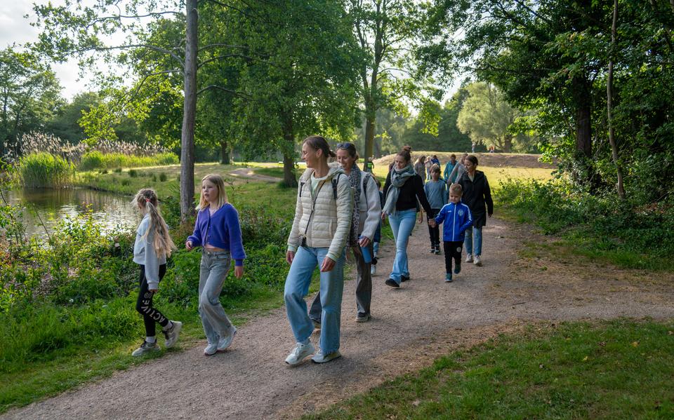 De wandelaars onderweg door het park in Balk.
