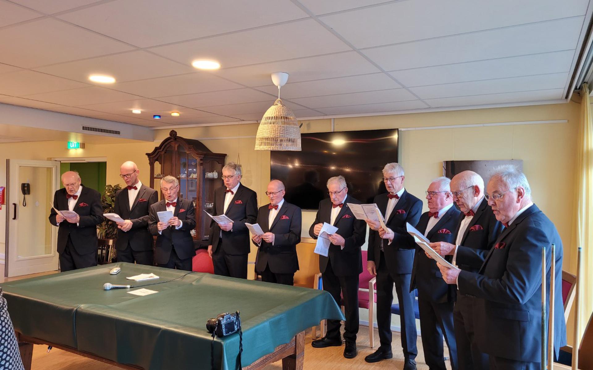 Het Lemster Mannenkoor tijdens een verrassingsoptreden in Talma Hiem in Balk, afgelopen Kerst