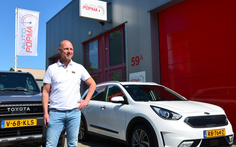 Robin Popma bij zijn autobedrijf in Balk.