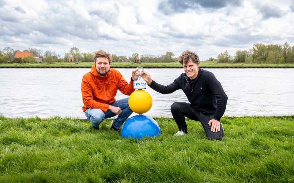 Lourens Touwen, directeur van Recreatieschap Marrekrite (rechts) en Floriaan Zwart, directeur VVV Waterland van Friesland (links) met een poëtische marboei.