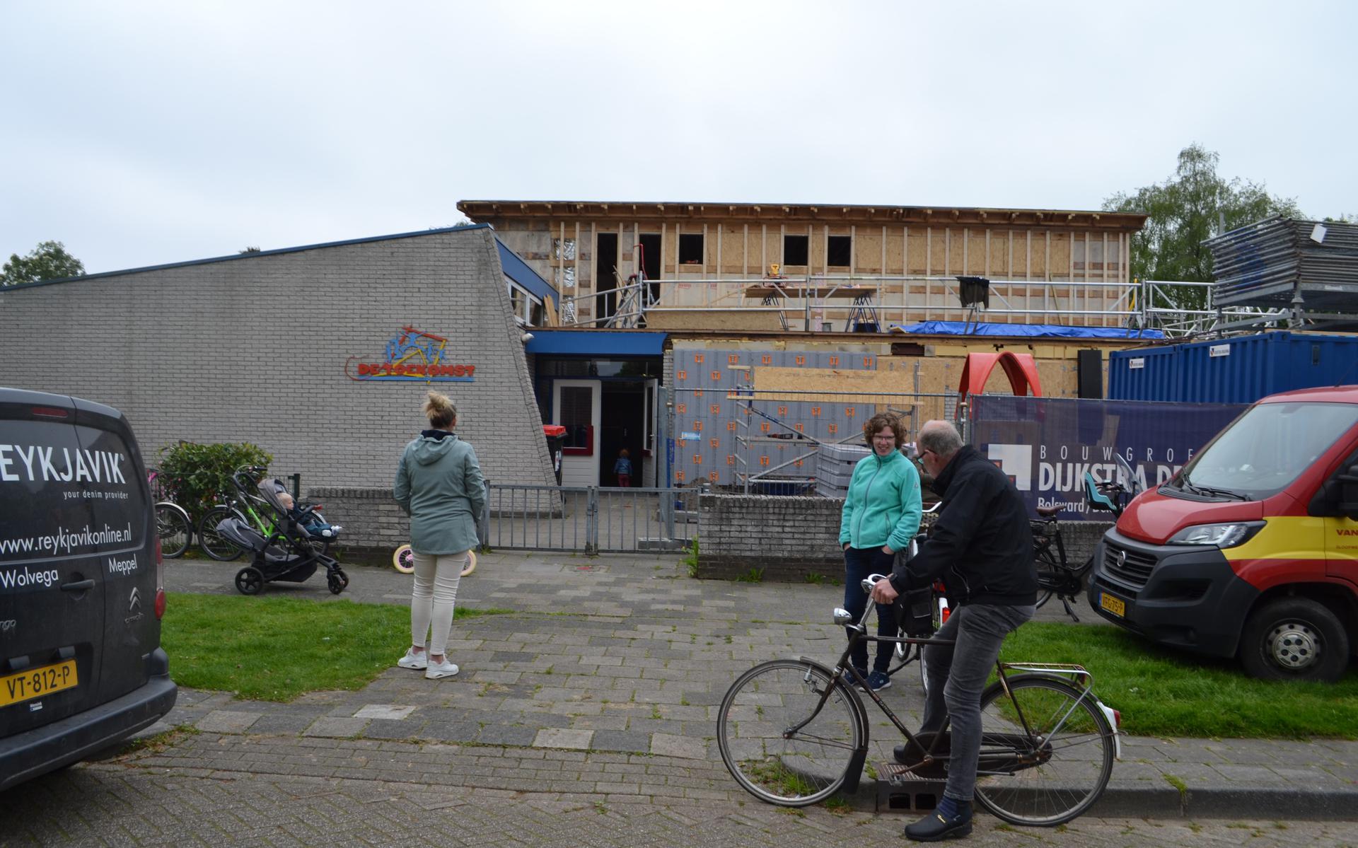 De nieuwe hoofdingang van basisschool De Toekomst in Bakhuizen komt aan de Ageommeleane.