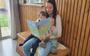 Marijke de Vreeze leest haar prentenboek voor aan haar kinderen