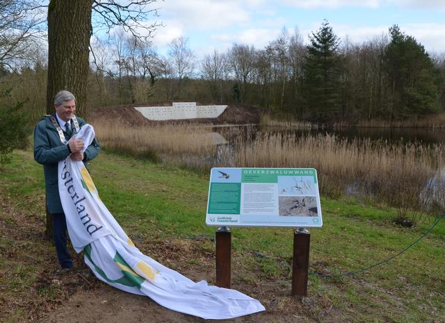 De natuurontwikkeling gaat door. Burgemeester Klaas Agricola onthulde dit voorjaar het paneel bij de nieuwe oeverzwaluwenwand op de Golfbaan Gaasterland.